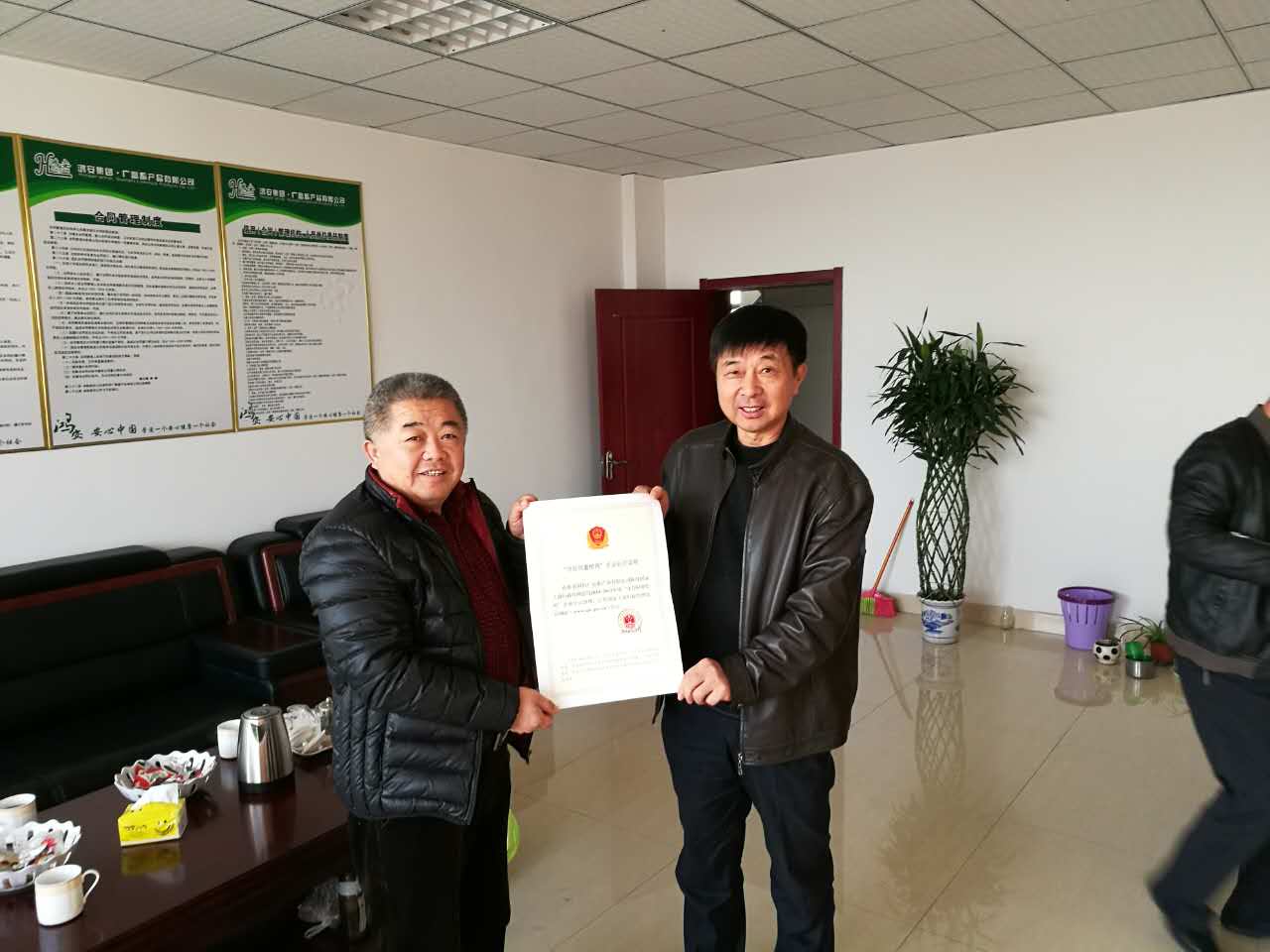 市工商局頒發(fā)全國“守重”證書 市工商局頒發(fā)全國“守重”證書