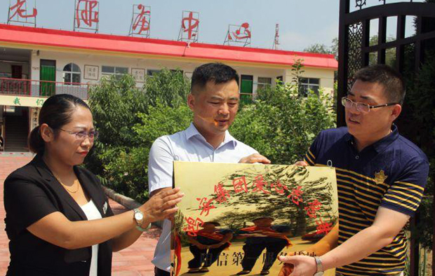 鴻安集團(tuán)愛心志愿者服務(wù)基地在信城養(yǎng)老服務(wù)中心掛牌成立